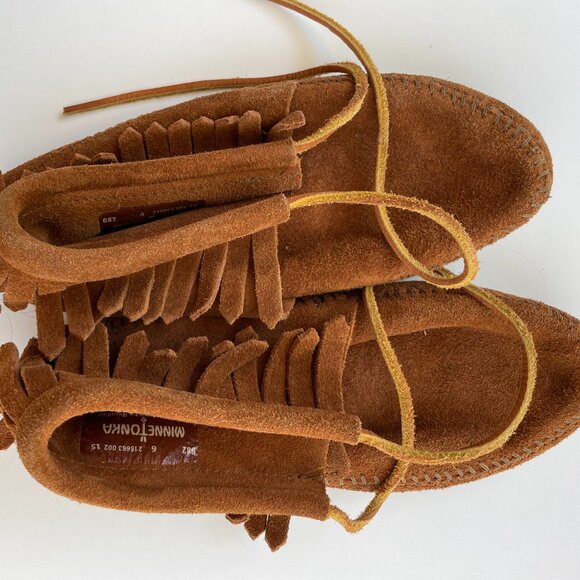 Minnetonka Women's Classic Fringe Hardsole Boot - Picture 1 of 4